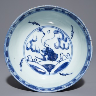 Un bol en porcelaine de Chine bleu et blanc à décor de 'dragon et phénix' , Wanli