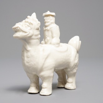 Een Chinees Dehua blanc de Chine model van een man op een qilin, Kangxi