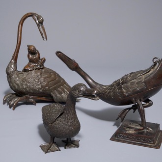 Trois brûle-parfums couverts en bronze en forme de canards et oies, 18/19ème