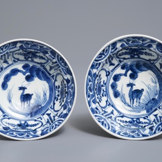 Une paire de bols en porcelaine bleu et blanc d'Arita dans le style Kraak, Japon, Edo, 17/18ème