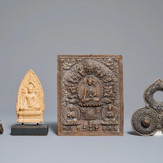 Deux plaques votives, une amulette en argent incrustée de corail et un groupe en bronze, Tibet, 18/19ème