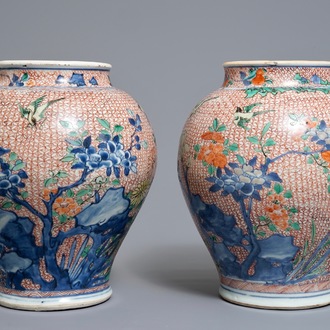 Une paire de pots en porcelaine de Chine wucai, époque Transition