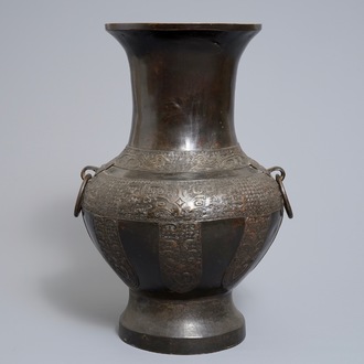 Een Chinese bronzen hu vaas met reliëfdecor, 17/18e eeuw