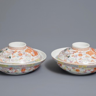 Une paire de bols en porcelaine de Chine famille rose, marque Jiangxi Ciye Gongsi, République, 1ère moitié du 20ème