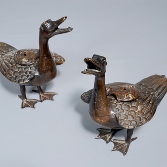 Une paire de brûle-parfums en bronze en forme de canards, Chine, 18/19ème