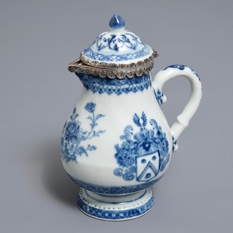 Une verseuse armoriée en porcelaine de Chine bleu et blanc à monture en argent, Qianlong