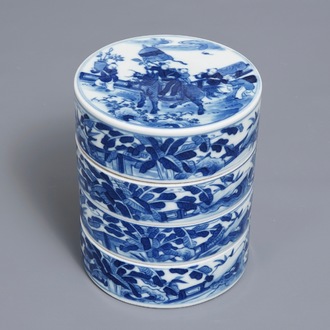 Une boîte cylindrique à trois compartiments en porcelaine de Chine bleu et blanc, 19ème