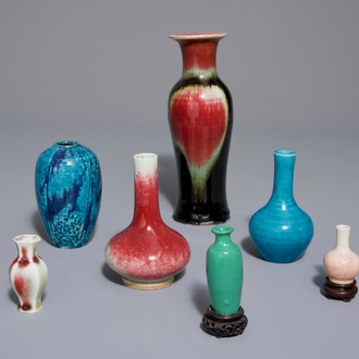 Huit vases en porcelaine de Chine monochrome, 18/19ème