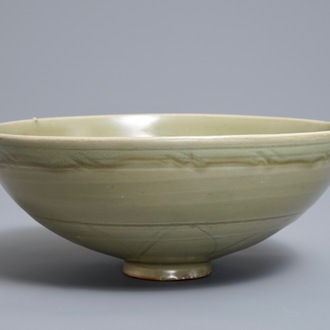 Un bol en porcelaine de Chine céladon de Longquan à décor incisé, Yuan ou Ming