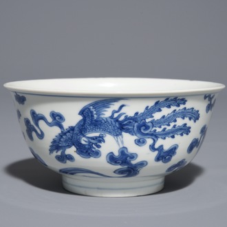 Un bol en porcelaine de Chine bleu et blanc à décor de phénix, marque de Chenghua, Kangxi