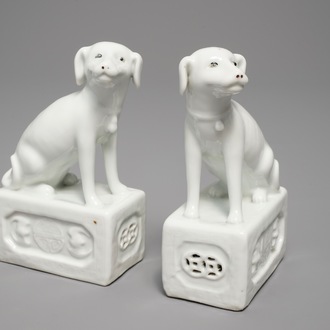 Une paire de modèles de chiens en porcelaine blanc de Chine, marque en creux, 18/19ème