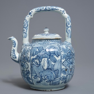 Un pot à vin et son couvercle en porcelaine de Chine bleu et blanc de type kraak, Wanli