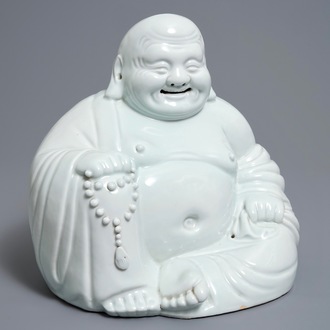 Un modèle de Bouddha en porcelaine blanc de Chine, marque en creux, 19/20ème