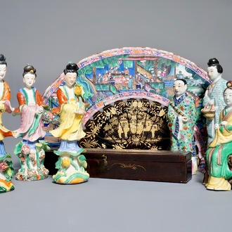 A Chinese paper and lacquer fan with box and six famille rose and verte figures, 19/20th C.