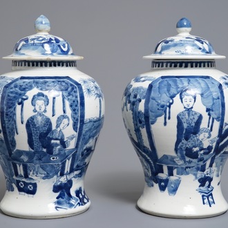 Een paar Chinese blauwwitte dekselvazen met figuren, Kangxi merk, 19e eeuw