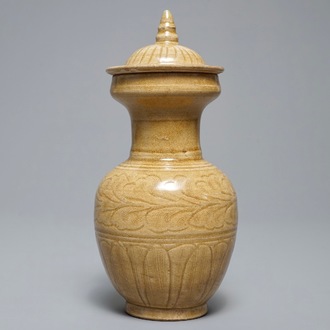 Un vase couvert en grès porcelaineux brun à décor floral incisé, Song ou après