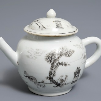 Une petite théière couverte en porcelaine de Chine grisaille, Qianlong