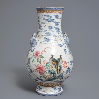 Un vase de forme hu en porcelaine de Chine famille rose, marque Qianlong, 20ème