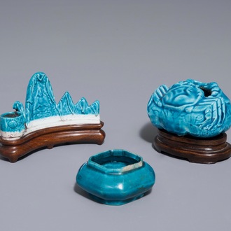 Un repose-pinceaux et deux petits laves-pinceaux en porcelaine de Chine turquoise monochrome, Kangxi