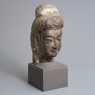 Une tête de Bouddha en pierre calcaire sculptée, Chine, Dynastie Wei du Nord (386-535)