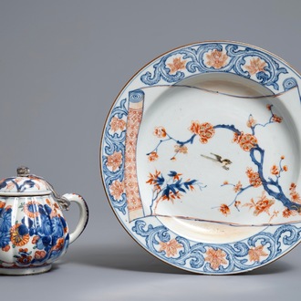 Une théière couverte et une assiette en porcelaine de Chine de style Imari, Kangxi/Yongzheng