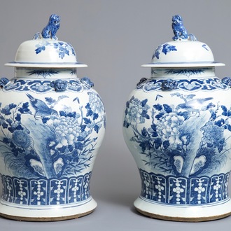 Une paire de grands vases couverts en porcelaine de Chine bleu et blanc, 19ème