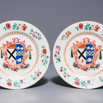Une paire d'assiettes armoriées en porcelaine de Chine famille rose pour le marché anglais, blason de Johnstone, Qianlong