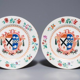 Een paar Chinese famille rose borden met wapen van Johnstone voor de Engelse markt, Qianlong