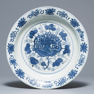 Un grand plat en porcelaine de Chine bleu et blanc à décor de raisins, Jiajing