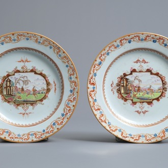 Une paire d'assiettes en porcelaine de Chine de style Meissen à décor de scènes de chasse, Qianlong