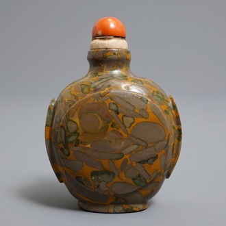 A Chinese 'pudding stone' snuff bottle, 18/19th C.