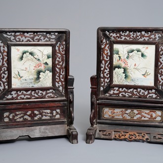 Une paire d'écrans de table en bois et porcelaine de Chine qianjiang cai, marques Shen De Tang Zhi, 19/20ème