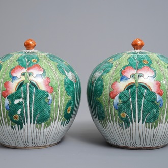 Une paire de pots couverts en porcelaine de Chine famille rose à décor de choux, 19ème