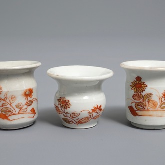 Deux albarellos et un crachoir miniatures en porcelaine Imari de Japon, Edo, 18ème