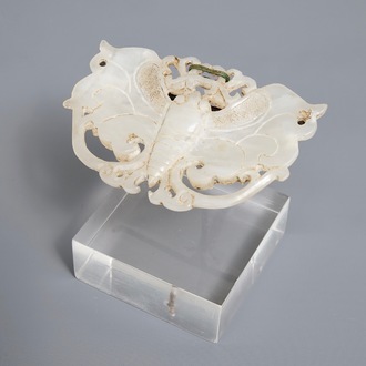 Une broche en forme de papillon en jade blanc sculpté, Chine, Ming/Qing