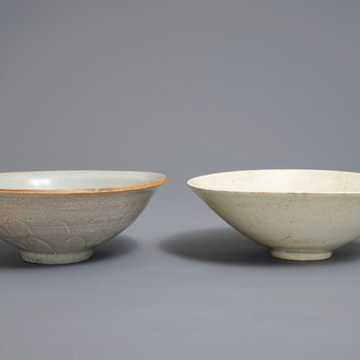 Deux bols en porcelaine de Chine qingbai à décor incisé, Song