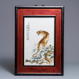 Een Chinese fencai plaquette met een tijger, gesigneerd Xu Tian Mei, gedat. 1990