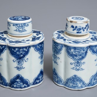 Une paire de boîtes à thé en porcelaine de Chine bleu et blanc, Kangxi
