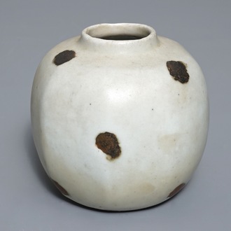 Un petit vase globulaire en porcelaine de Chine qingbai aux tâches de rouille, Yuan