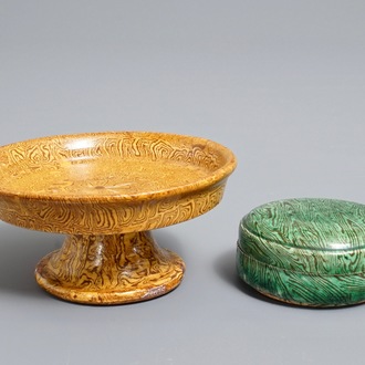 Un bol sur piedouche et une boîte couverte en faux marbre, Chine, Song ou après