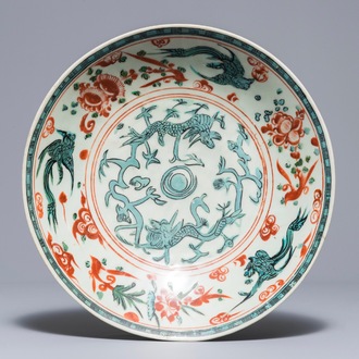 Un plat en porcelaine de Chine dit 'de Swatow' à décor de dragons et phénix, Ming