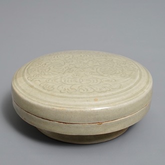 Une boîte couverte à décor incisé en porcelaine de Chine grise monochrome, Song du Nord ou après