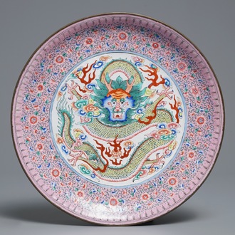 Un plat à décor d'un dragon en émaux de Canton, Chine, 19ème