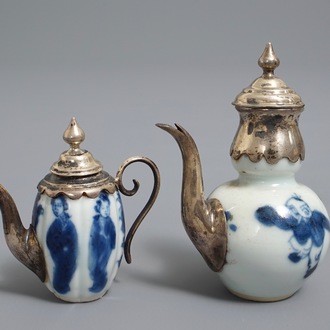 Deux théières miniatures en porcelaine de Chine bleu et blanc aux montures en argent, Kangxi