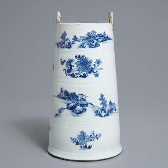 Een Chinese blauwwitte karnton met landschapsdecor, Qianlong