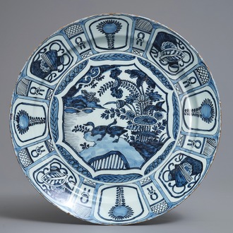 Un plat en faïence de Delft bleu et blanc à décor de chinoiserie de style kraak, fin du 17ème
