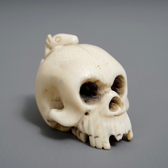 Un netsuke en forme de crâne en ivoire sculpté, Japon, Meiji/Showa, 19/20ème