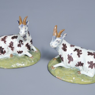Une paire de modèles de chèvres en faïence polychrome de Delft, 18ème
