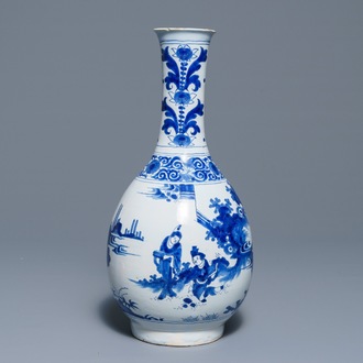 Un grand vase de forme bouteille en faïence de Nevers bleu et blanc à décor de chinoiserie, 17ème