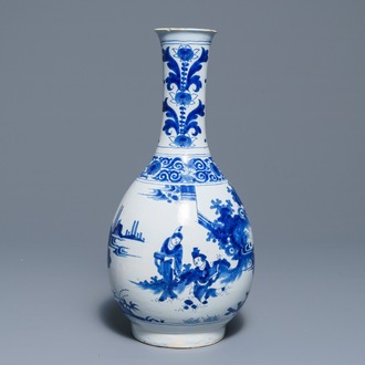 Een grote blauwwitte flesvormige vaas met chinoiserie decor, Nevers, Frankrijk, 17e eeuw